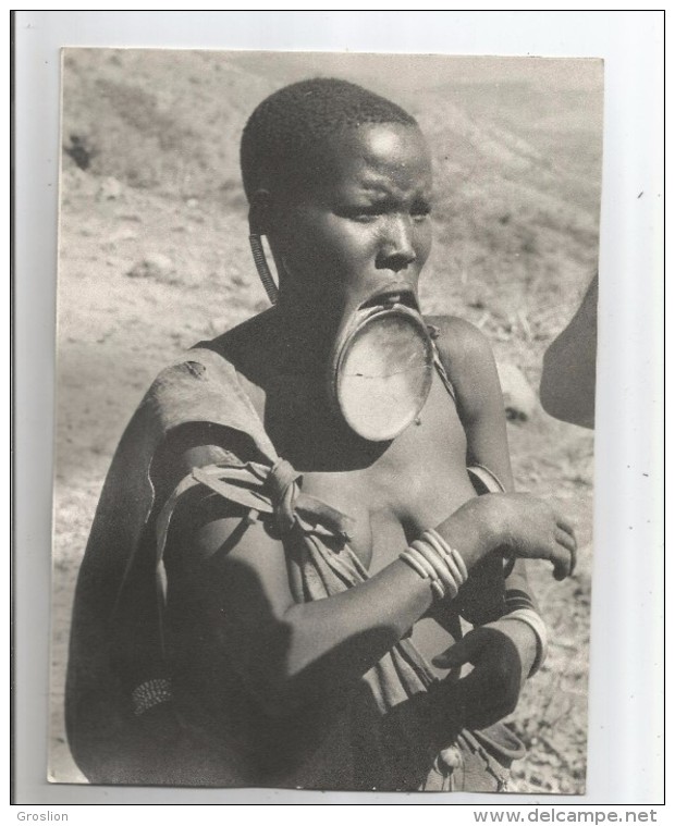 AFRIQUE NU JEUNE FEMME AU PLATEAU PHOTO ANNEES 50 - Africa