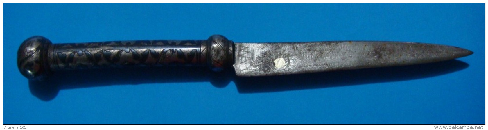 OTTOMAN (TURKISH) KNIFE WITH SILVER HANDLE DECORATED WITH NIELLO (SAVAT) TURBAN AT TOP, XIX C.A.D.