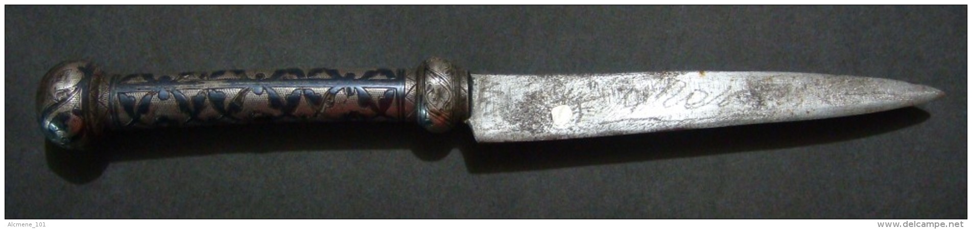 OTTOMAN (TURKISH) KNIFE WITH SILVER HANDLE DECORATED WITH NIELLO (SAVAT) TURBAN AT TOP, XIX C.A.D.