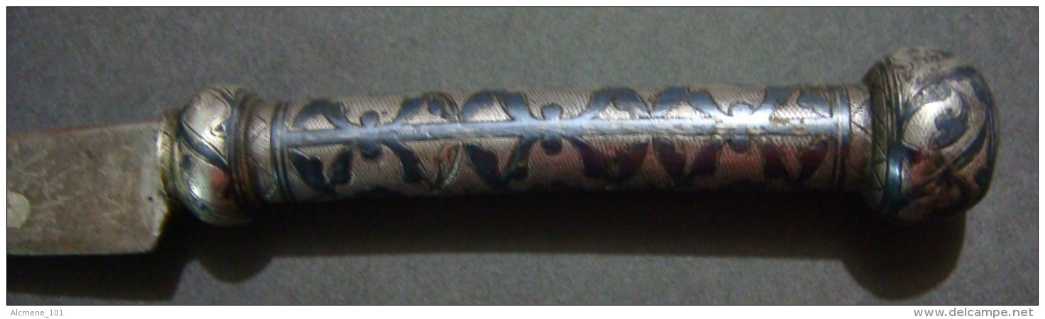 OTTOMAN (TURKISH) KNIFE WITH SILVER HANDLE DECORATED WITH NIELLO (SAVAT) TURBAN AT TOP, XIX C.A.D.