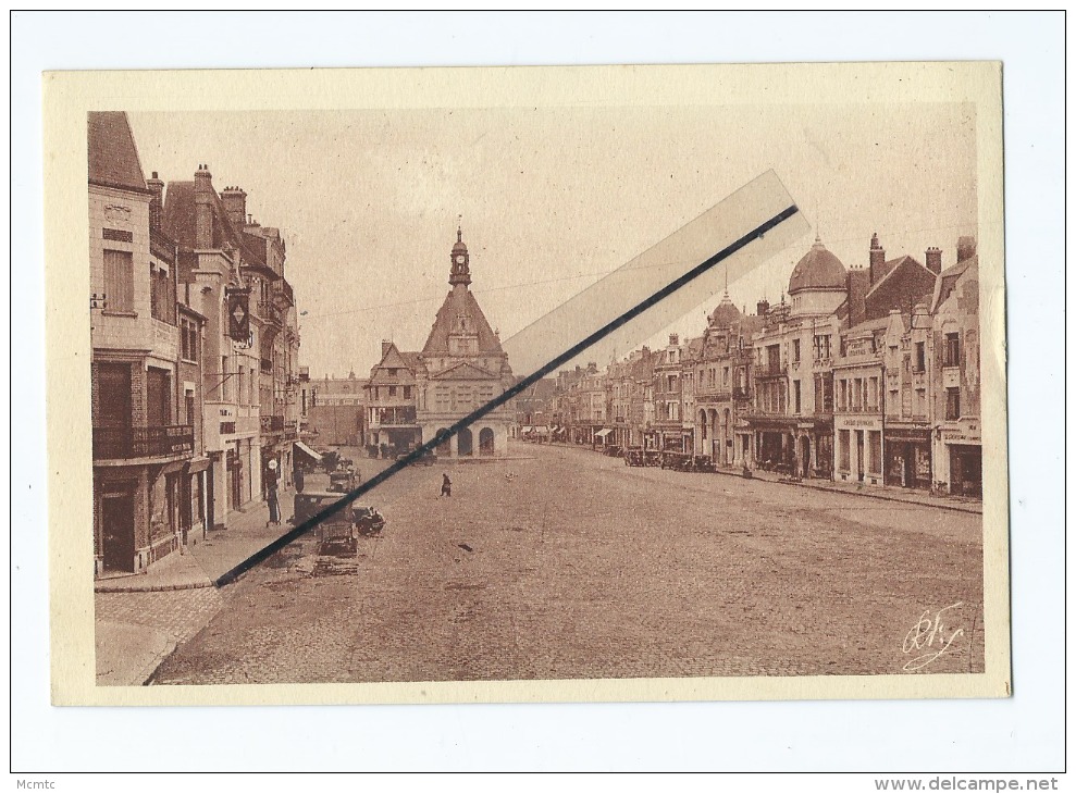 Carte - Peronne  - 1931 - La Grande Place (côté Nord ) Vue De L´Hôtel St Claude A été Complètement Détruit Par La Guerre - Peronne