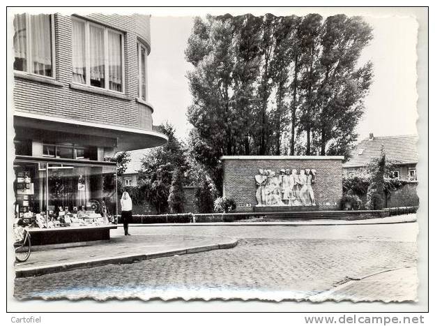 MOL- RONDPLEIN- MONUMENT 1940-1945- GASTHUIS - Mol