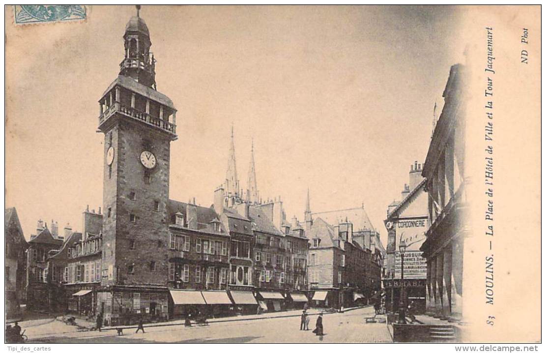 03 - Moulins - La Place De L'Hôtel De Ville Et La Tour Jacquemart - Moulins