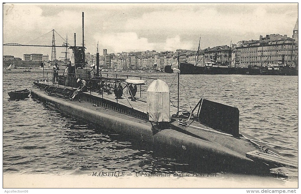 MARSEILLE. UN SUBMERSIBLE DANS LE VIEUX PORT - Unterseeboote