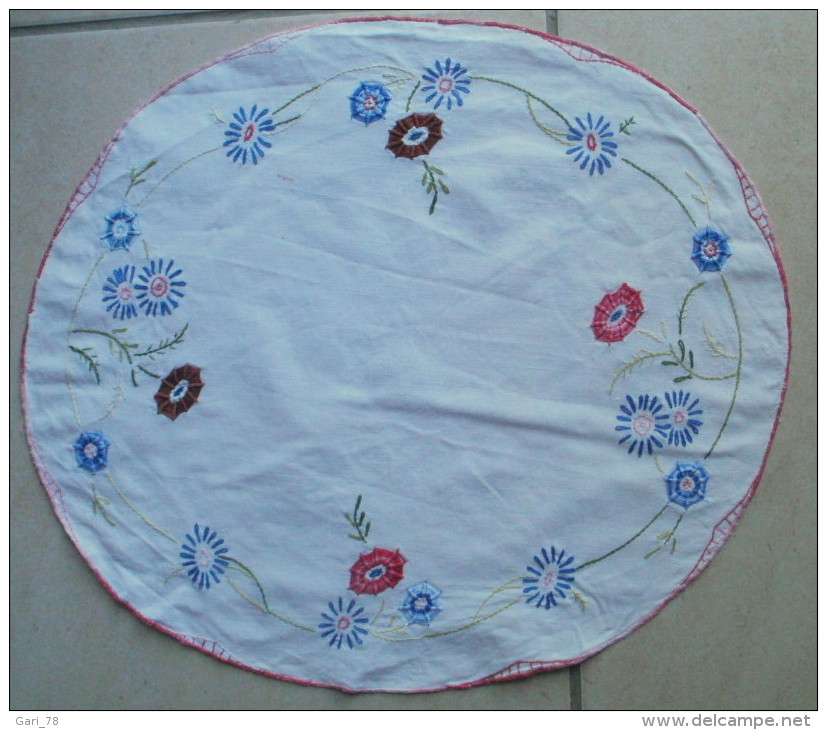 Ancien Napperon Ovale Brodé Main 36cm X 41 Cm Motif Avec Des Fleurs - Napperons