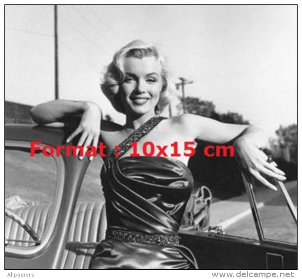 Photographie De Marilyn Monroe Posant Se Tenant à Une Portière De Voiture - Autres & Non Classés