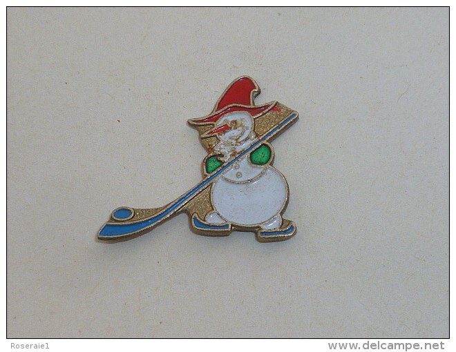 Pin's BONHOMME DE NEIGE HOCKEYEUR - Winter Sports