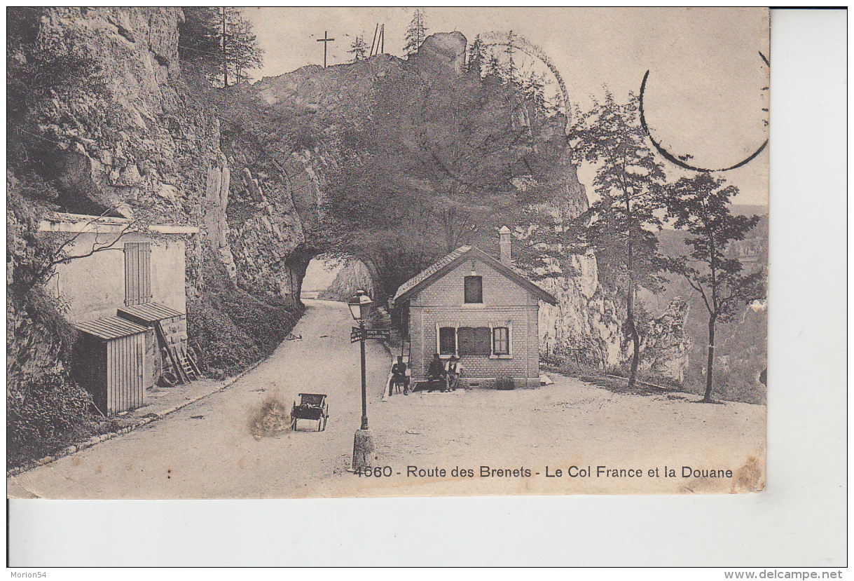 Les Brenetes  (Neuchâtel)   -  Route Des BRENETS  -  Le Col France Et La DOUANE  (Zoll)    Animée          En 1911 - Les Brenets