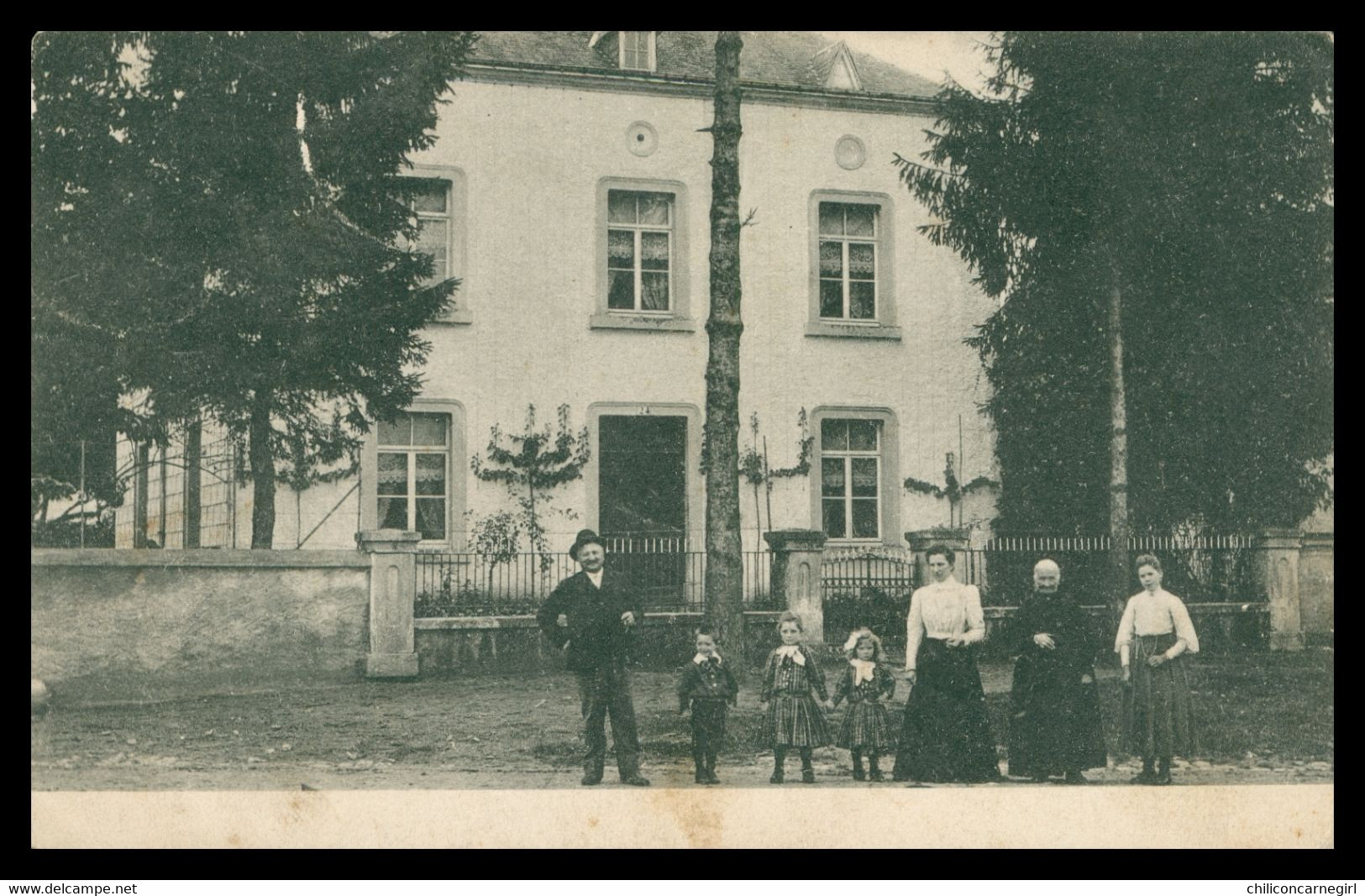 CHANTEMELLE - Famille ( Hommes, Femmes, Enfants ) Devant Maison De Chantemelle - Animée - 1920 - TRES RARE!!! - Etalle