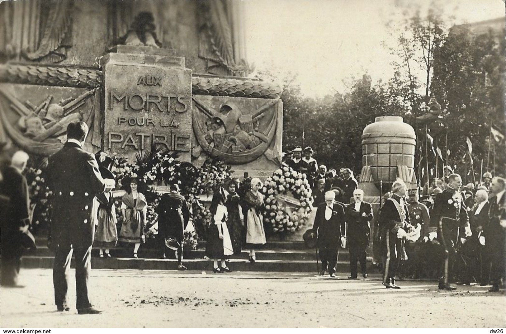 Fêtes De La Victoire à Paris 1919 - Délégation Alsacienne Devant Le Cénotaphe: Monument Aux Morts Pour La Patrie - Monuments Aux Morts