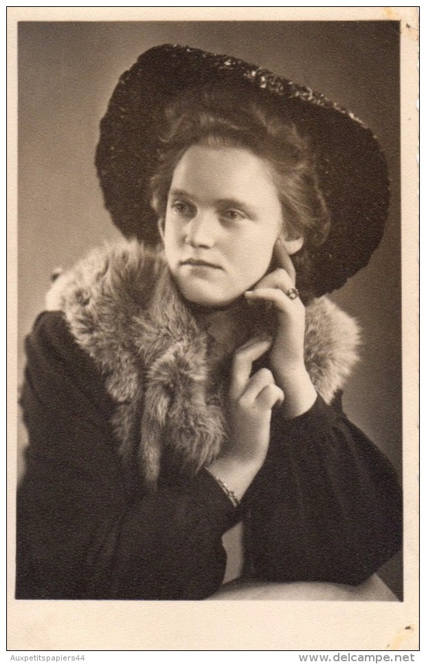Carte Photo Originale Femme - Portrait - Belle Jeune Femme Avec Chapeau & Renard En Mai 1942 - Personnes Anonymes