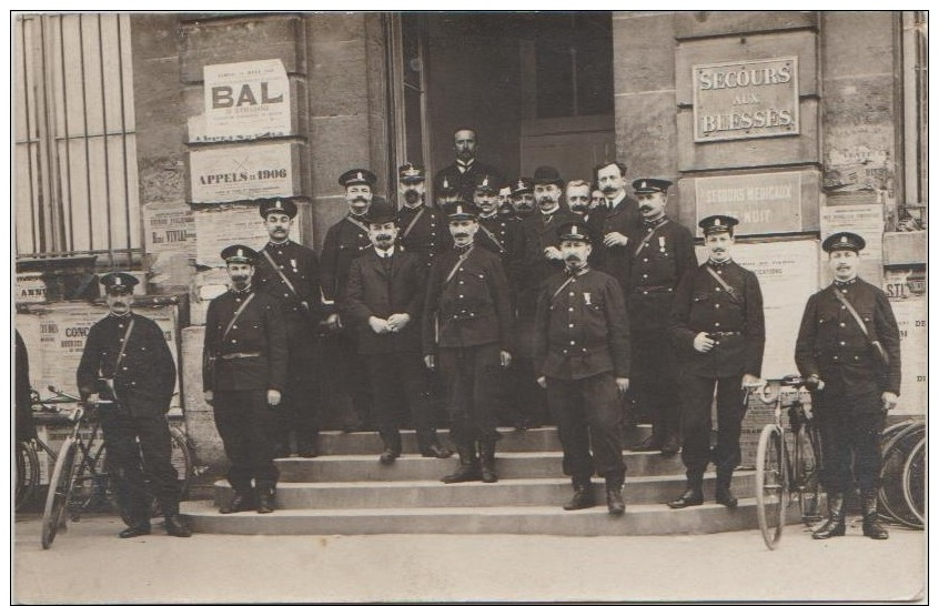 CPA PHOTO 75 PARIS V Mairie Commissariat De Police Groupe Policiers Flics Photographe NEMON Rue Pascal 1906 Rare - Arrondissement: 05