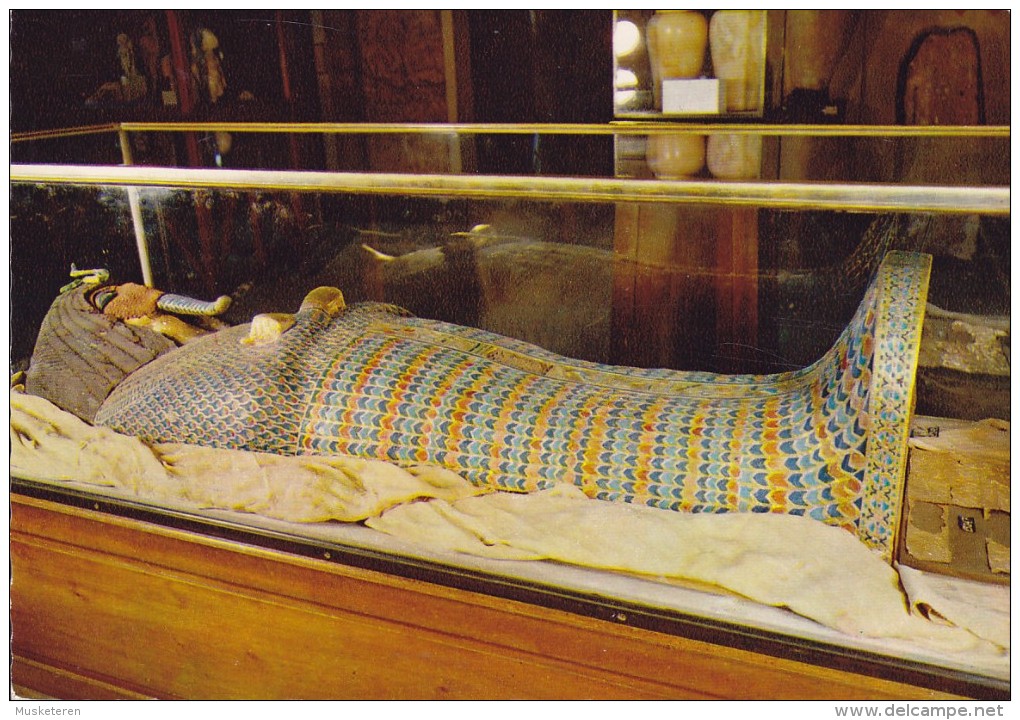 Egypt Egypte CPA The Egyptian Museum - Cairo Royal Coffin Of King Akhnaton 1372 B.C. (2 Scans) - Musea