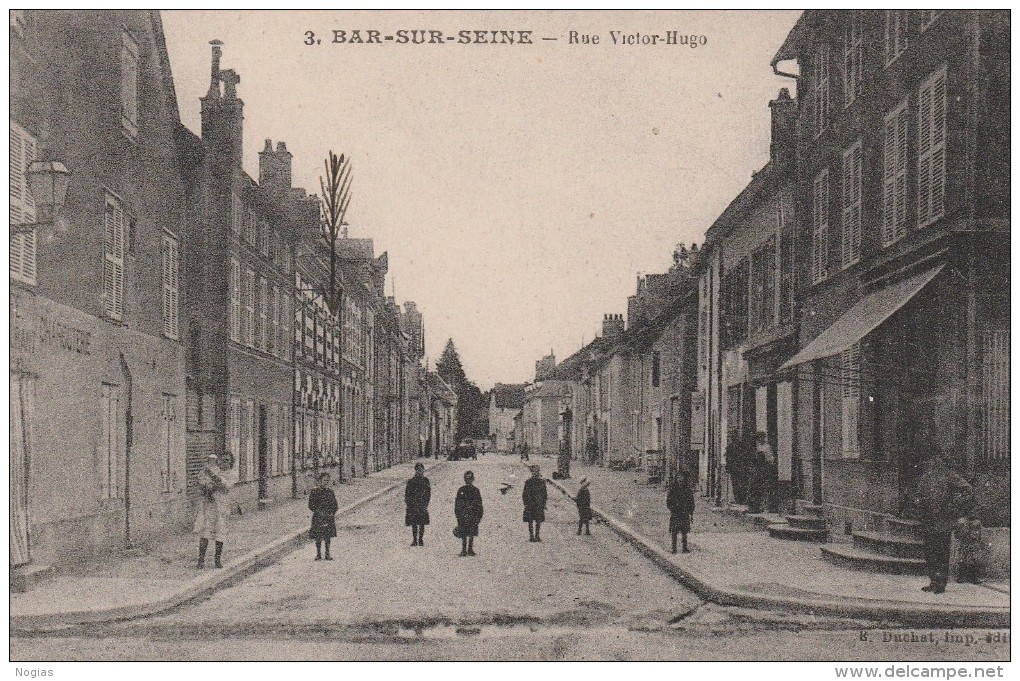 BAR SUR SEINE - LA RUE VICTOR HUGO - BELLE CARTE ANIMEE - PEU COURANTE -  TOP !!! - Bar-sur-Seine