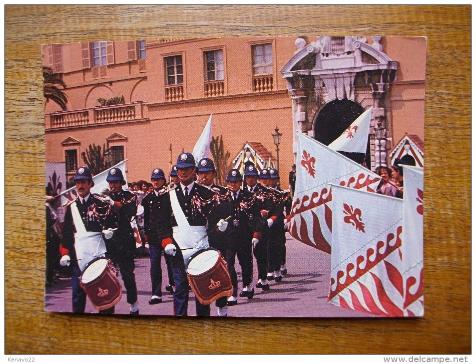 Monaco La Relève De La Garde "" Carte Animée "" Beau Timbre Au Dos - Palais Princier