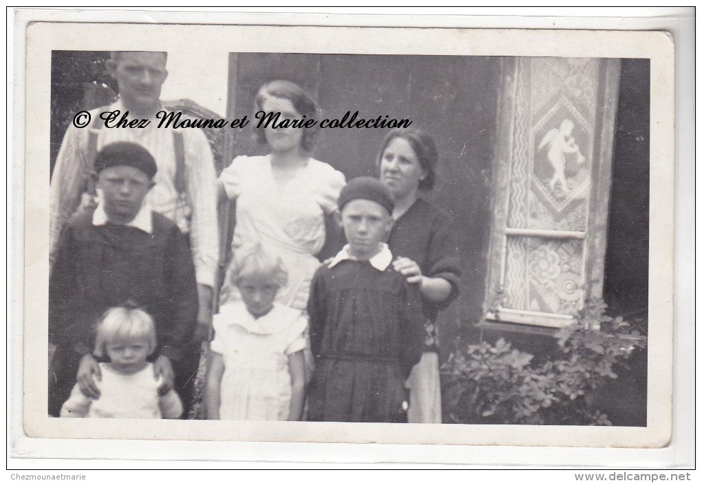 FAMILLE A COTE D UN PETIT ANGE SUR LE RIDEAU - CARTE PHOTO - Engelen