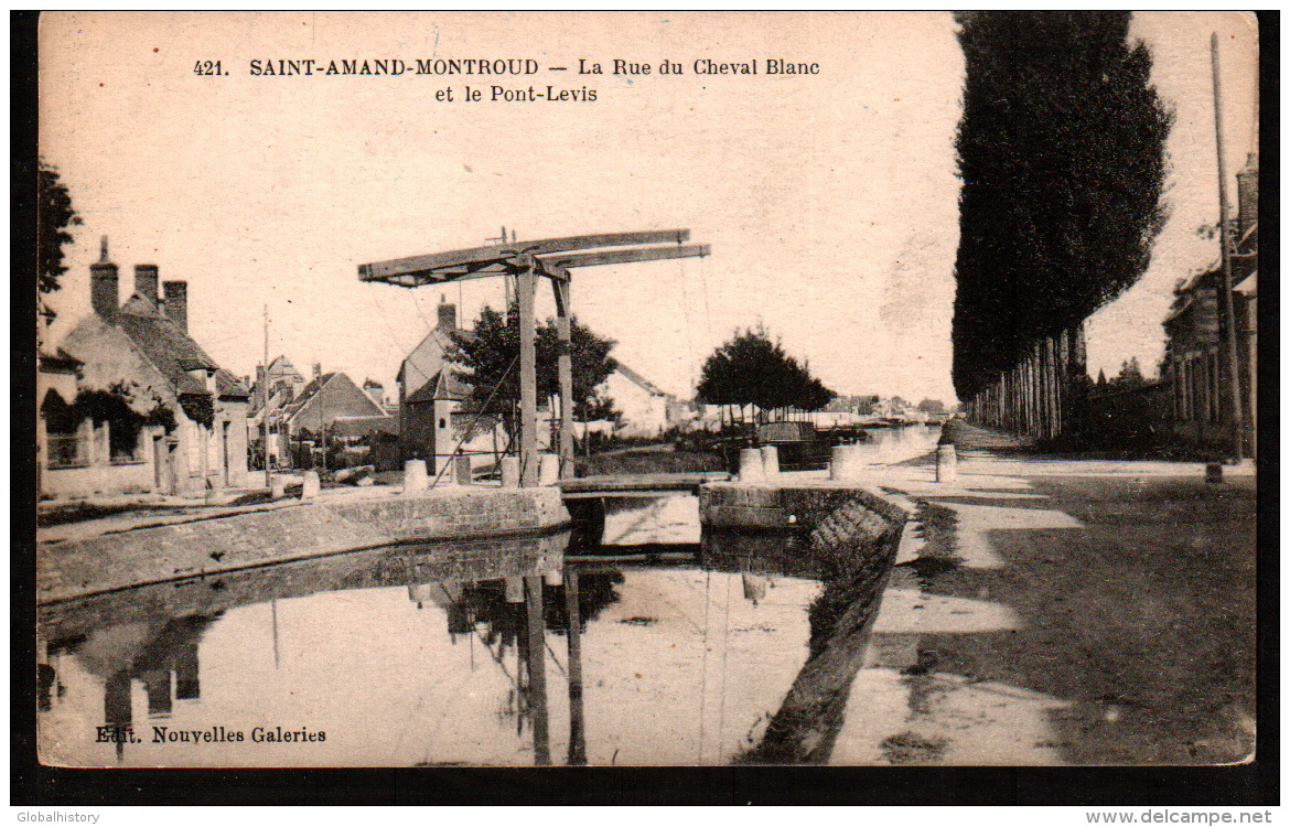 DC1718 - CHER - SAINT AMAND MONTROUD - LA RUE DU CHEVAL BLANC ET LE PONT LEVIS - Saint-Amand-Montrond