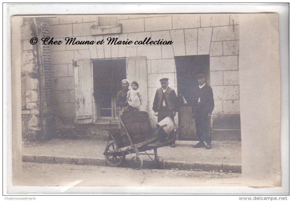 1911 - UNE FAMILLE AU TRAVAIL - BROUETTE SEAU TONNEAU - CARTE PHOTO - Paysans