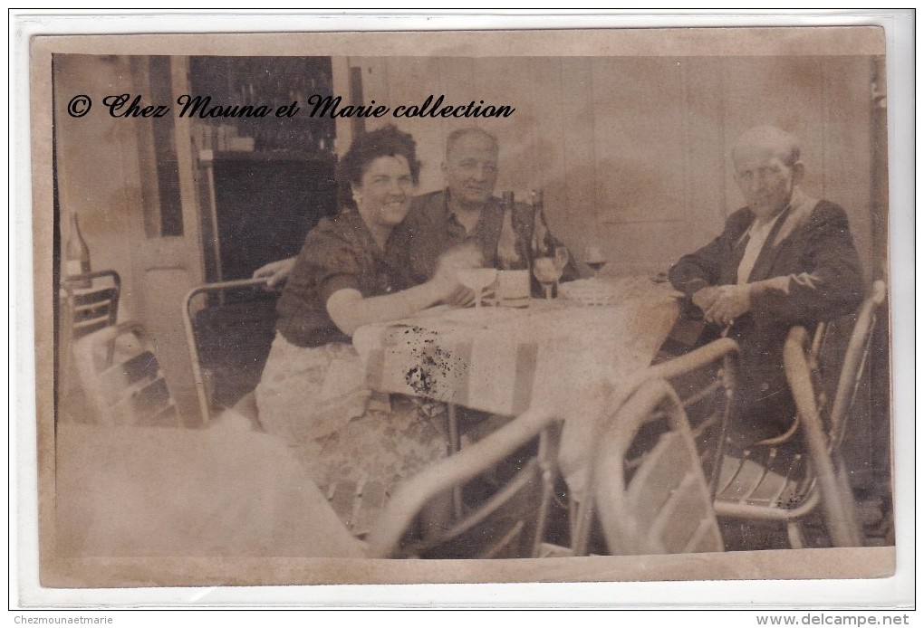 RESTAURANT - UN GROUPE EN TERRASSE EN TRAIN DE DEJEUNER - CARTE PHOTO - Restaurants