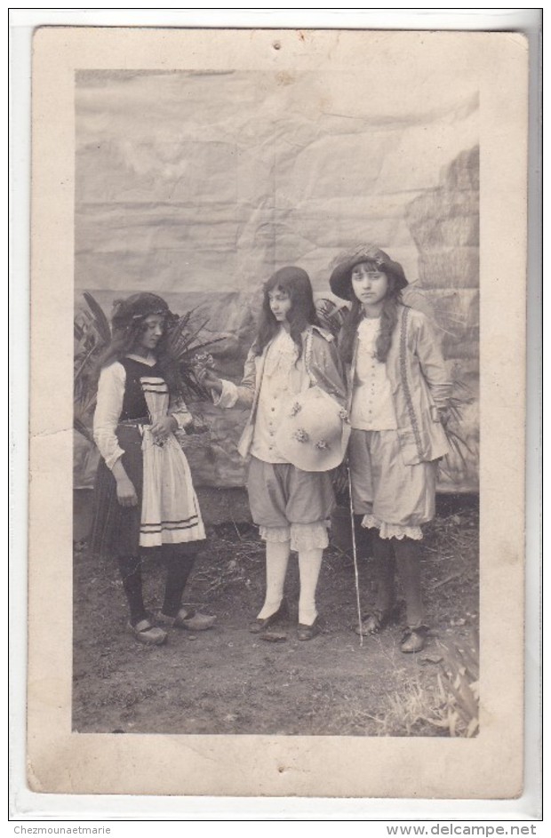 UN GROUPE DE JEUNES FILLES EN COSTUME - DEGUISEMENTS - CARTE PHOTO - Kostums