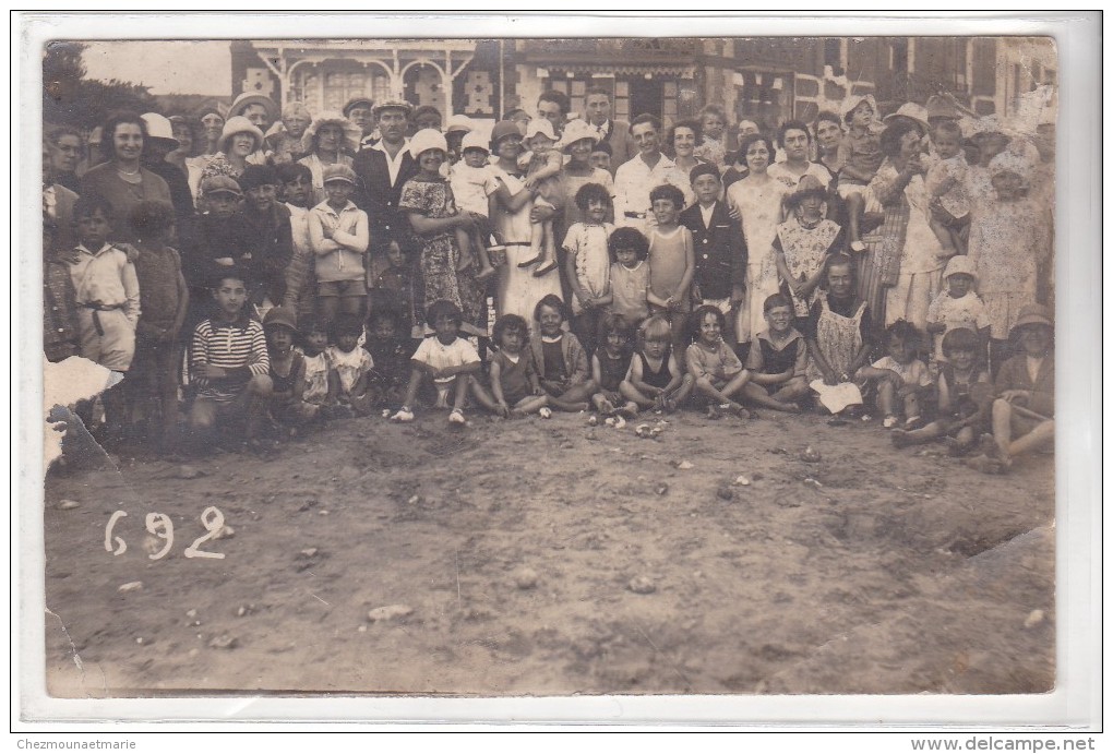 SUR LA PLAGE - UN GROUPE A LA MER - CARTE PHOTO - Mode