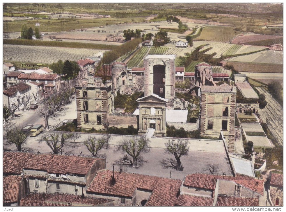 Vue Aérienne Du Château De La Tour D'Aigues (84) - - La Tour D'Aigues