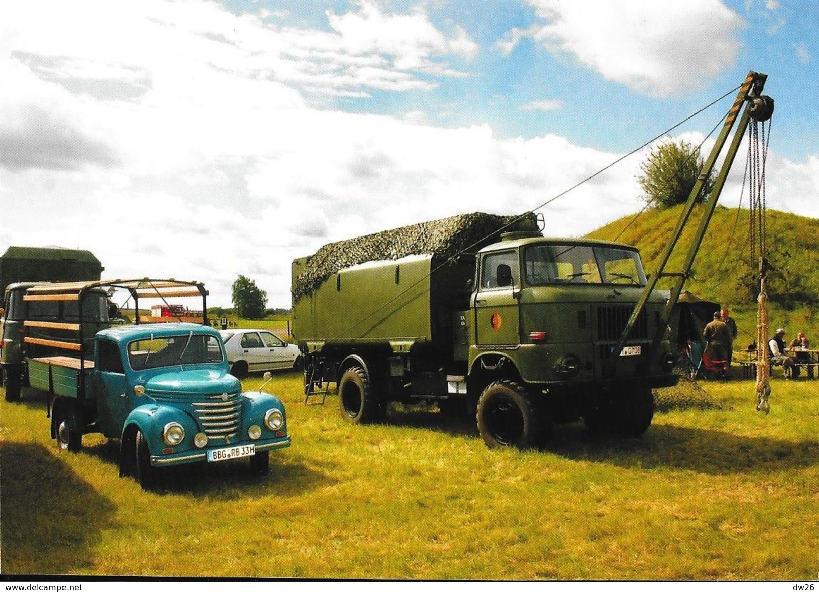 Barkas Pritschenwagen Und W 50 LA Absetzkoffer Mit Vorbaukran - Eine B.B. Karte Aus Sachsen - Transporter & LKW