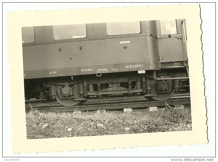 TRAIN WAGON DE VOYAGEURS DE LA CIE DB  PHOTO DE LA BOGIE DU WAGON  PHOTO UNIQUE - Treni