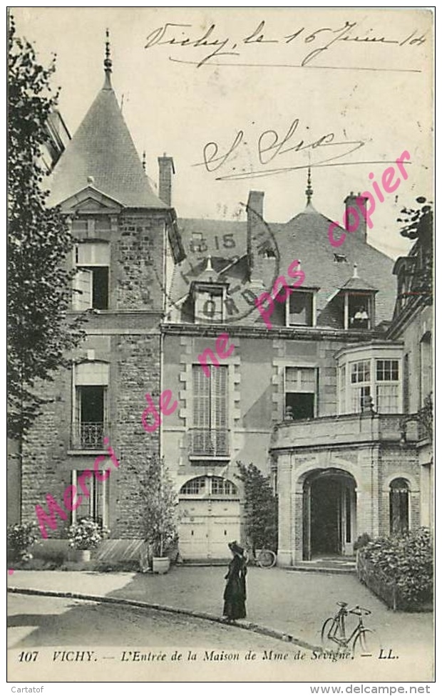 03. VICHY . Entrée De La Maison De Mme De Sévigné . CPA Animée - Vichy