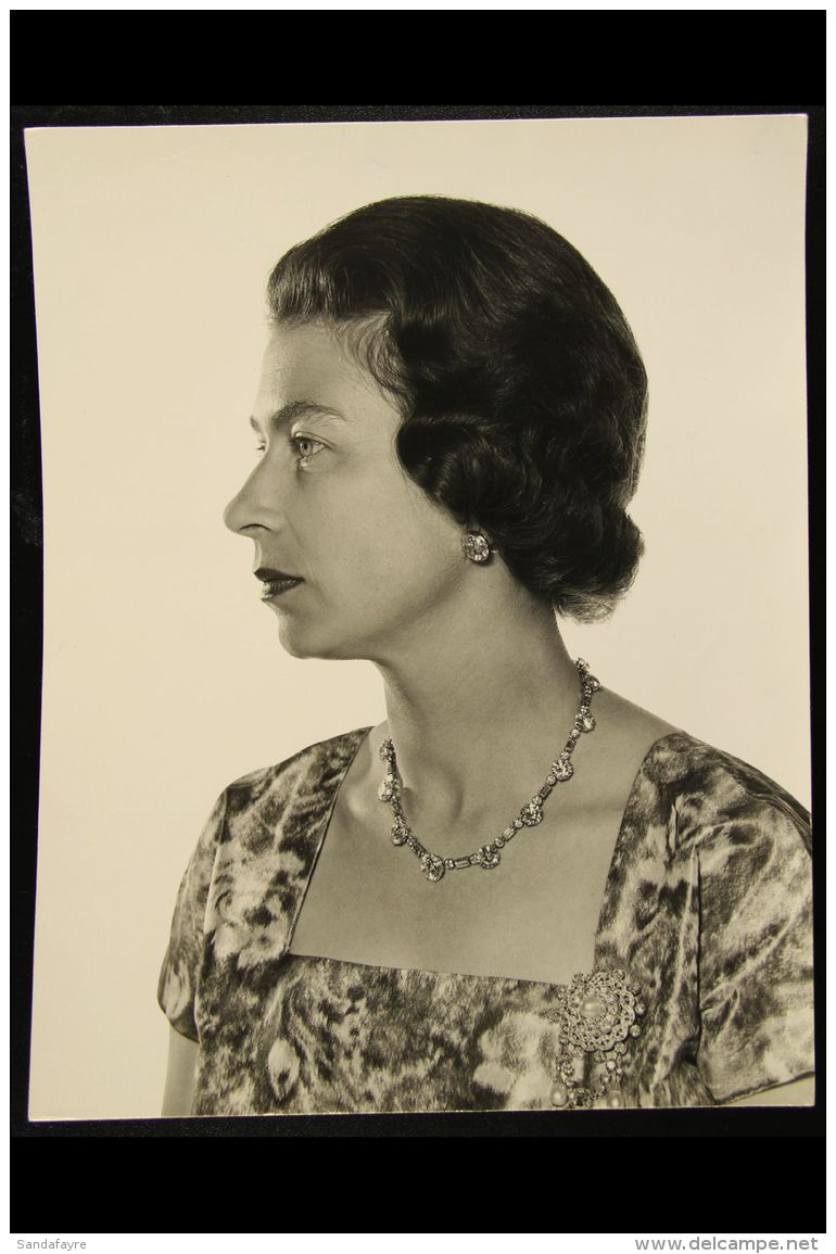 QEII PORTRAIT PHOTOGRAPH 1960s Black &amp; White Glossy Photograph Of Her Majesty Queen Elizabeth II, By Anthony... - Autres & Non Classés