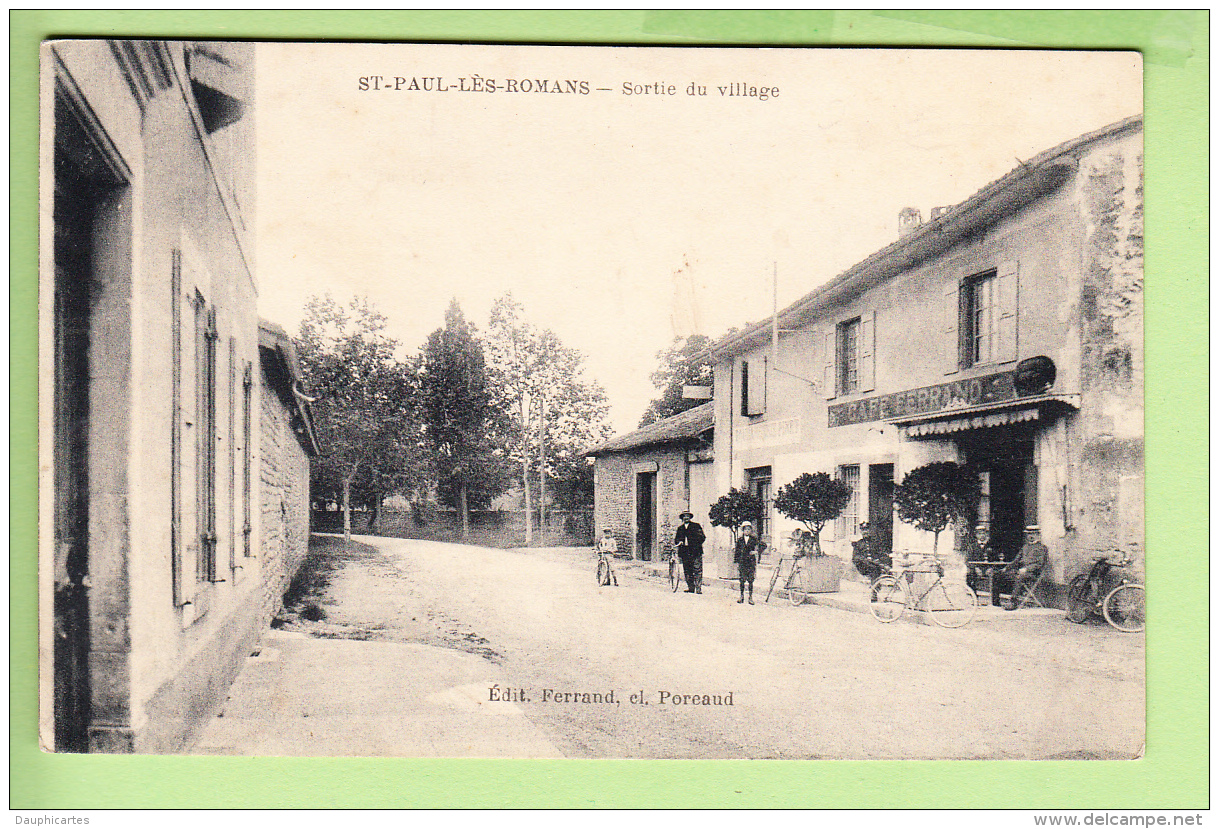 SAINT PAUL LES ROMANS - SORTIE Du Village - Beau Plan Animé Devant Café FERRAND -  Ed. Ferrand Et Poreaud -  2 Scans - Autres & Non Classés