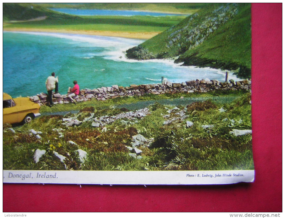 CPM  IRLANDE EIRE  TRA NA ROSSAN BAY ATLANTIC DRIVE CO DONEGAL IRELAND  ANIMEE VOITURE JAUNE VOYAGEE 1968 TIMBRE - Donegal