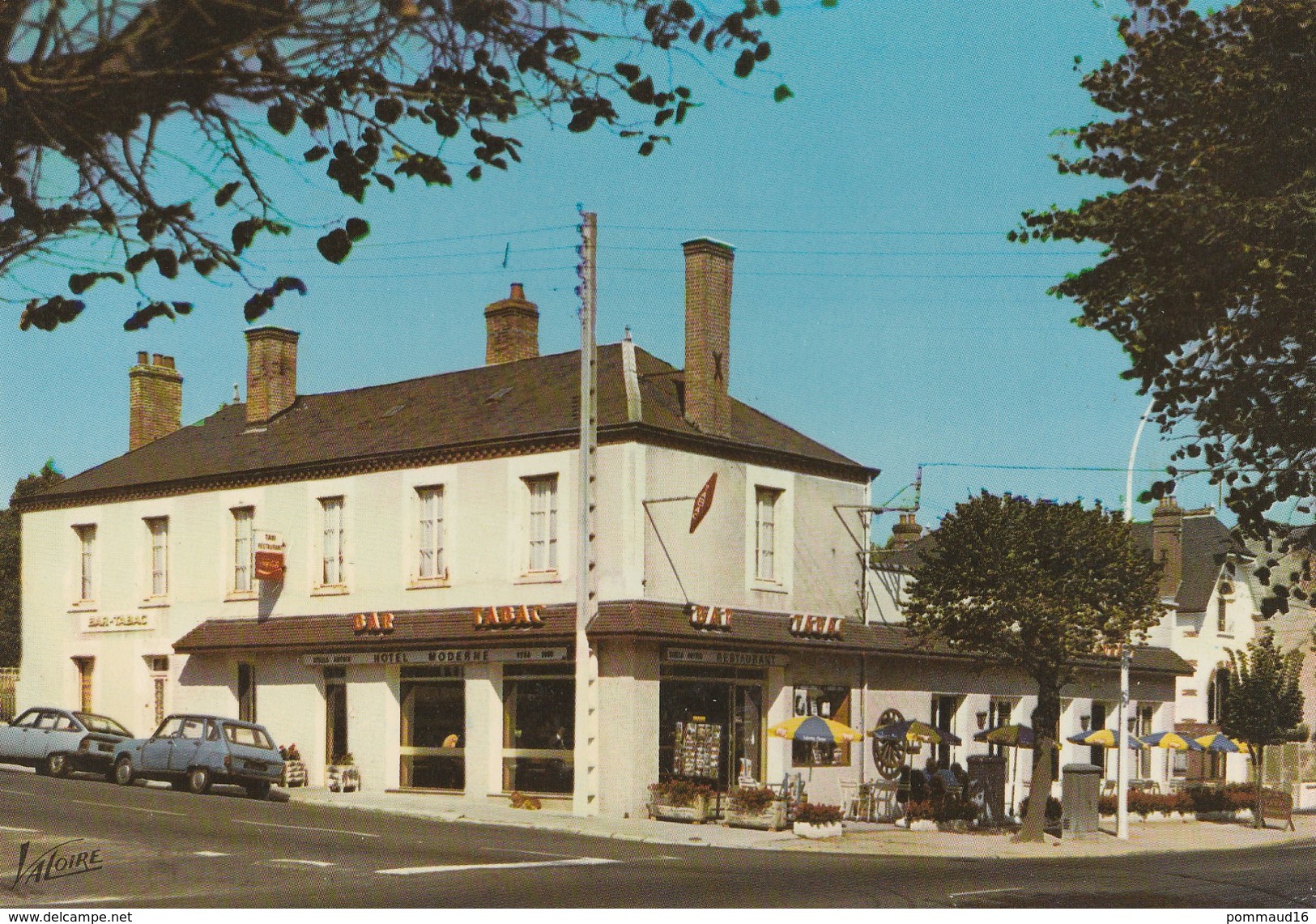 CPM Lamotte-Beuvron Hôtel Moderne Bar Tabac, Place De La Gare - Lamotte Beuvron