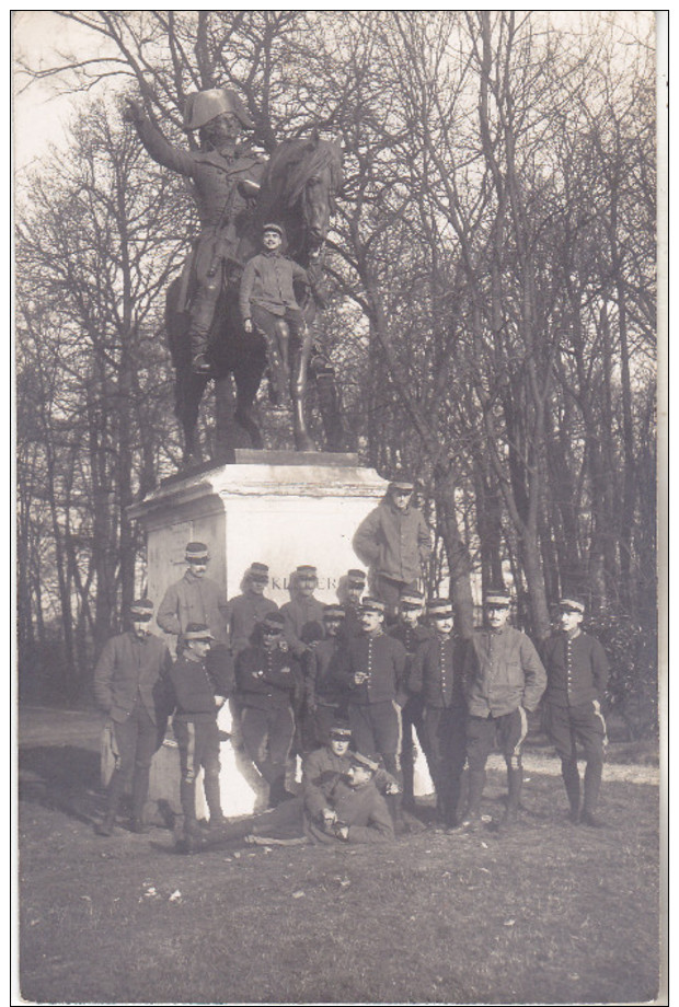 78 Saint Cyr L'école- Carte Photo Soldats Posant Devant La Statue De Kleber.datée 1912. Non Circ. Tb état. - St. Cyr L'Ecole