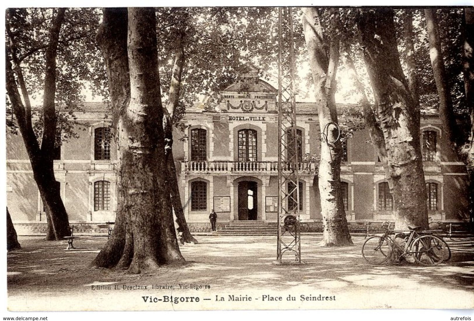 65  VIC SUR BIGORRE  -  LA MAIRIE  PLACE DU SEINDREST - Vic Sur Bigorre