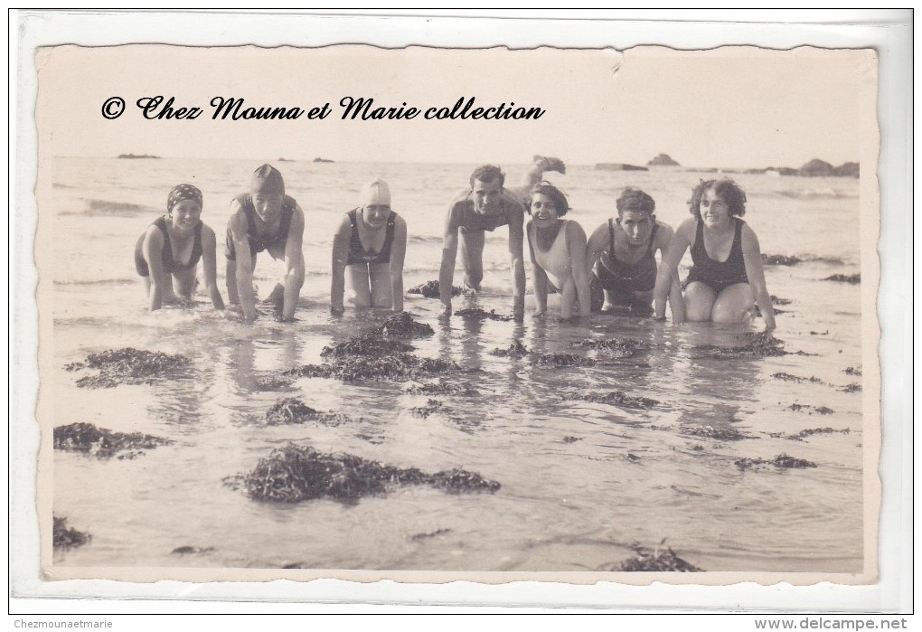 A LA PLAGE - MER - BAIGNEURS - BAIGNEUSE - EN MAILLOT DE BAIN - DANS L EAU - CARTE PHOTO - Mode