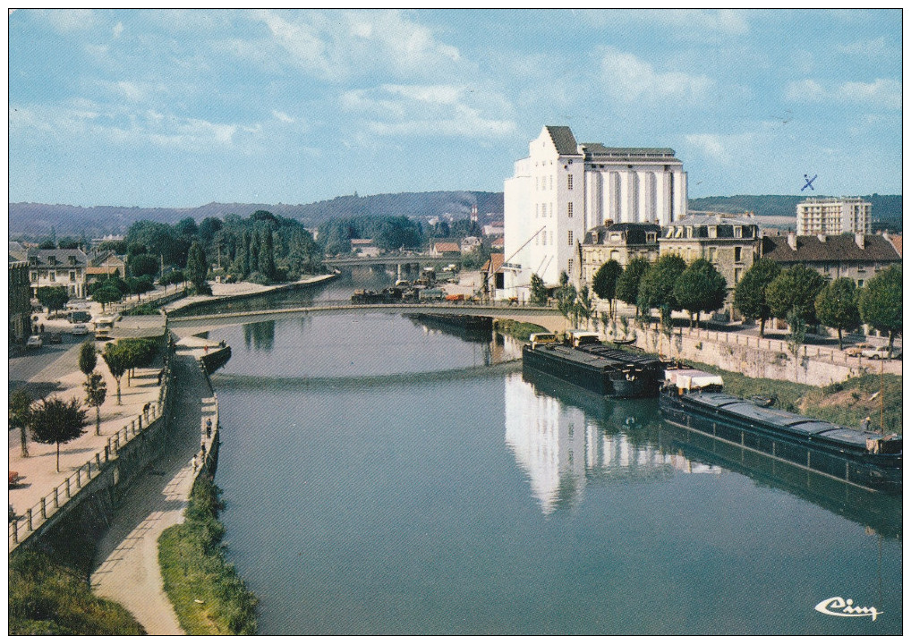 CPM Représentant Des PENICHES à Quai Sur Les Bords De L' Aisne à Soissons (02)  //  TBE - Houseboats