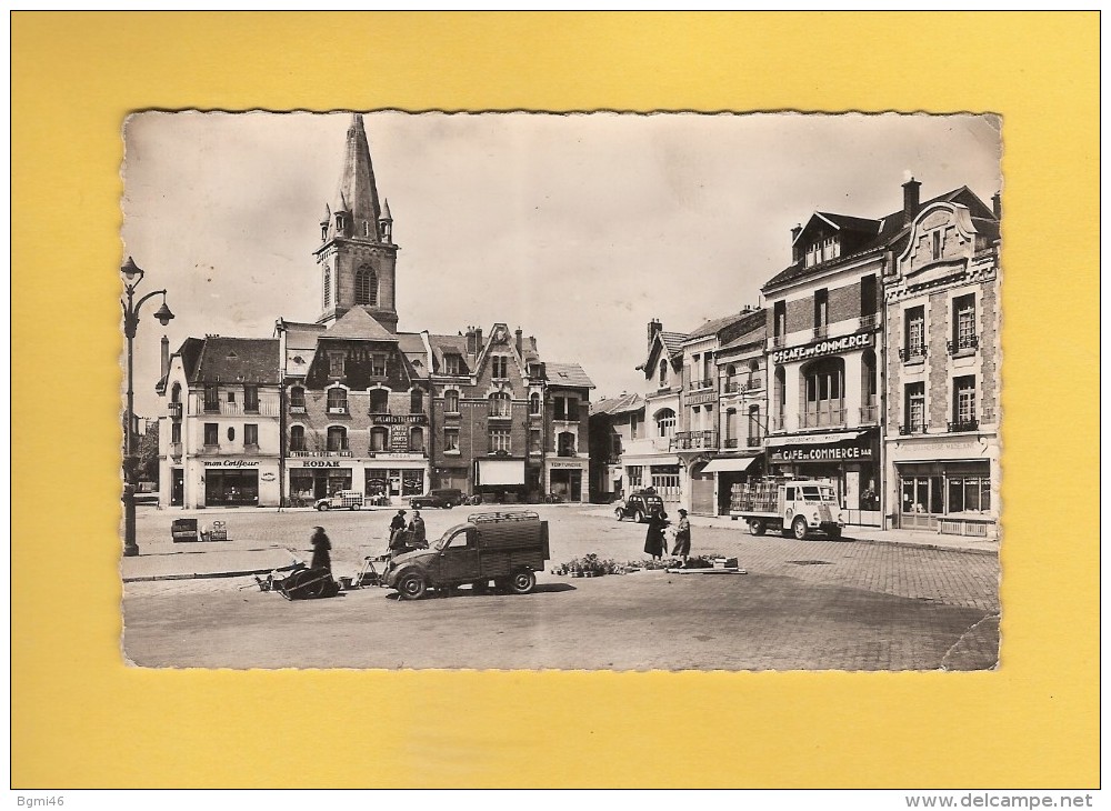 * CPSM Photo..dépt 02..CHAUNY :  La Place De L' Hôtel De Ville - ( Petit Marché )  : Voir Les 2 Scans - Chauny