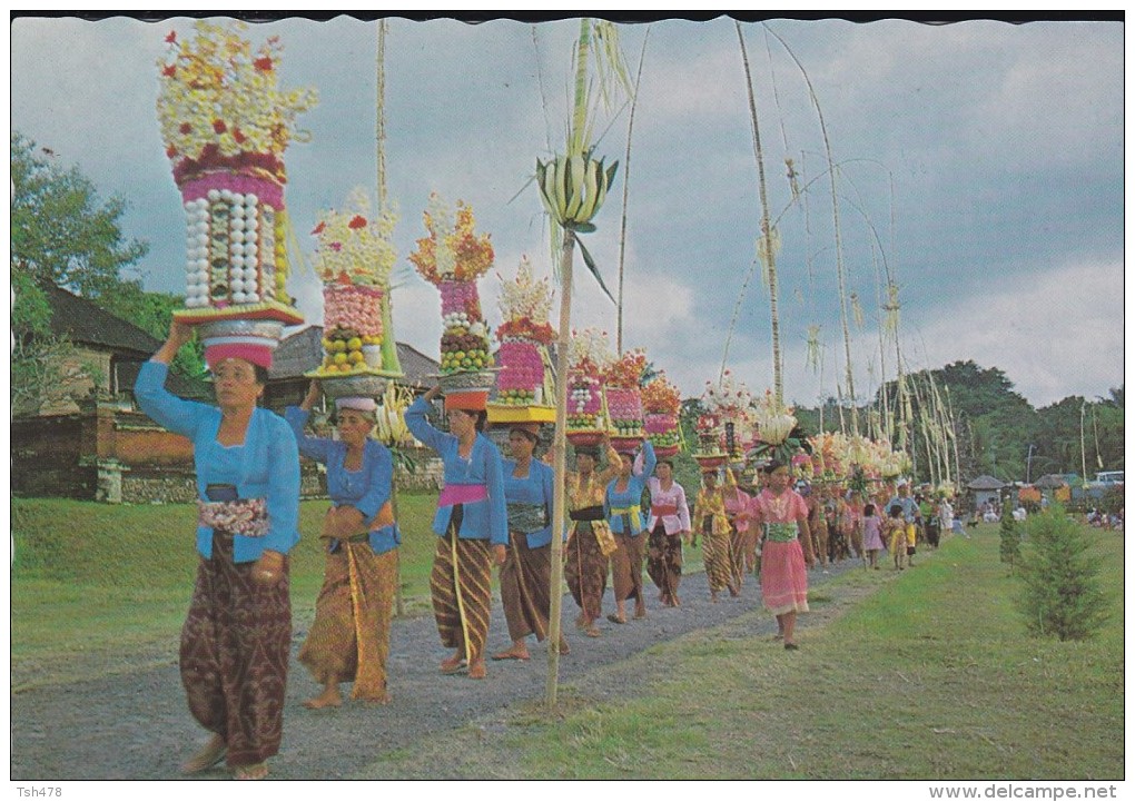 ASIE----INDONESIE--iring -iringan Pembawa Sesajen Untuk Sembahyang Di Pura.bali--voir 2 Scans - Indonésie