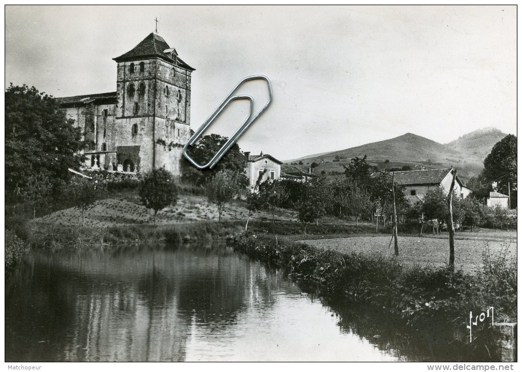 LE PAYS BASQUE - ESPELETTE -64- L'EGLISE AU FOND LE MONT DARRAIN - Espelette