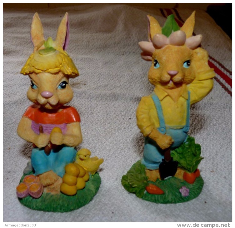 LOT DE 2 FIGURINES LAPINS EN RESINE SUR SOCLE 11 Cm Environ - Otros & Sin Clasificación