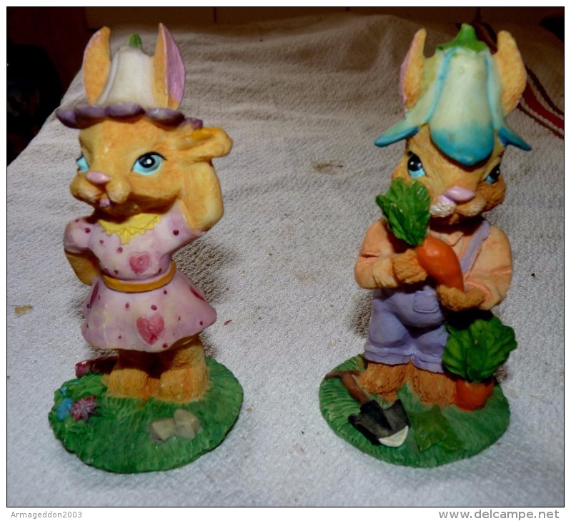 LOT DE 2 FIGURINES LAPINS EN RESINE SUR SOCLE 11 Cm Environ - Autres & Non Classés