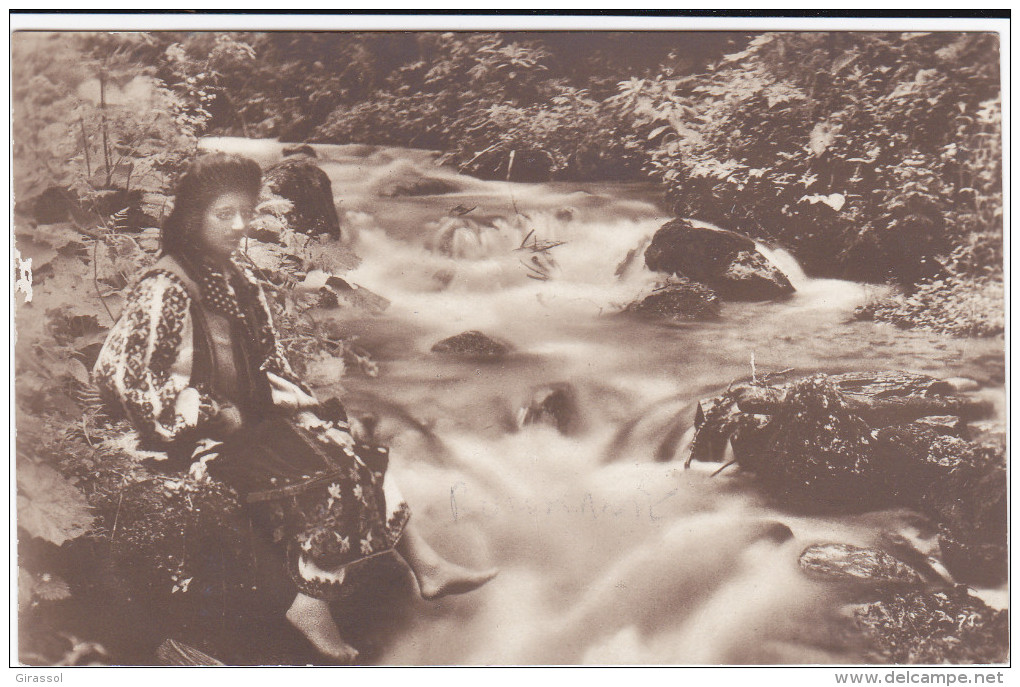 CPA ROUMANIE AU BORD DE L EAU TORRENT JEUNE FEMME COSTUME TRADITIONNEL - Romania