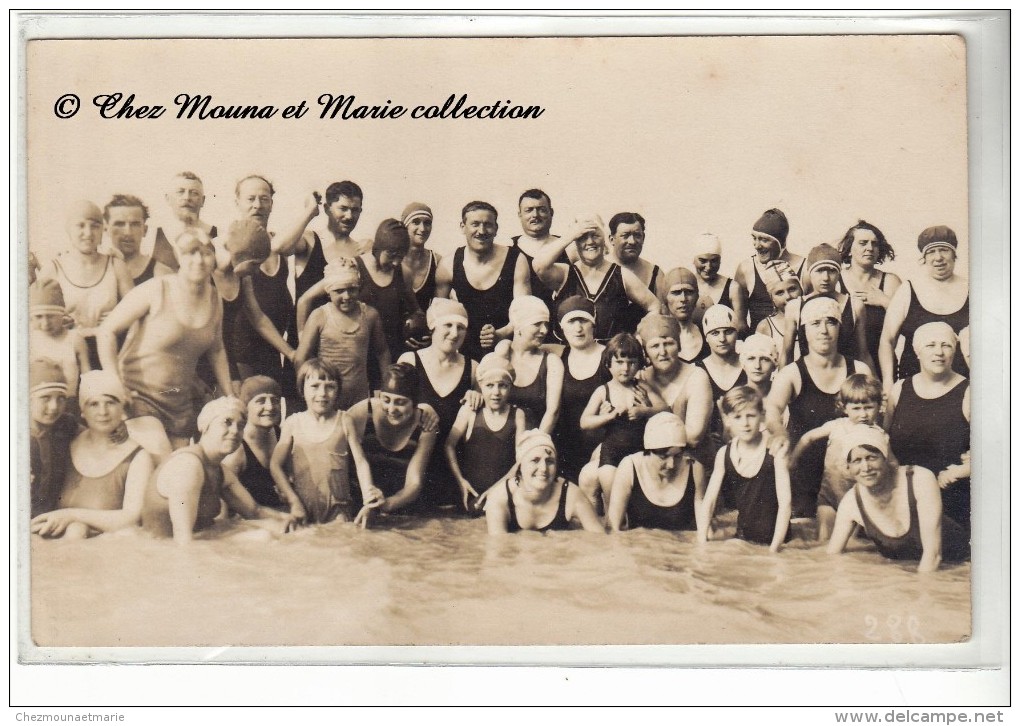 A LA PLAGE - MER - BAIGNEURS - BAIGNEUSE - EN MAILLOT DE BAIN - DANS L EAU - CARTE PHOTO - Mode