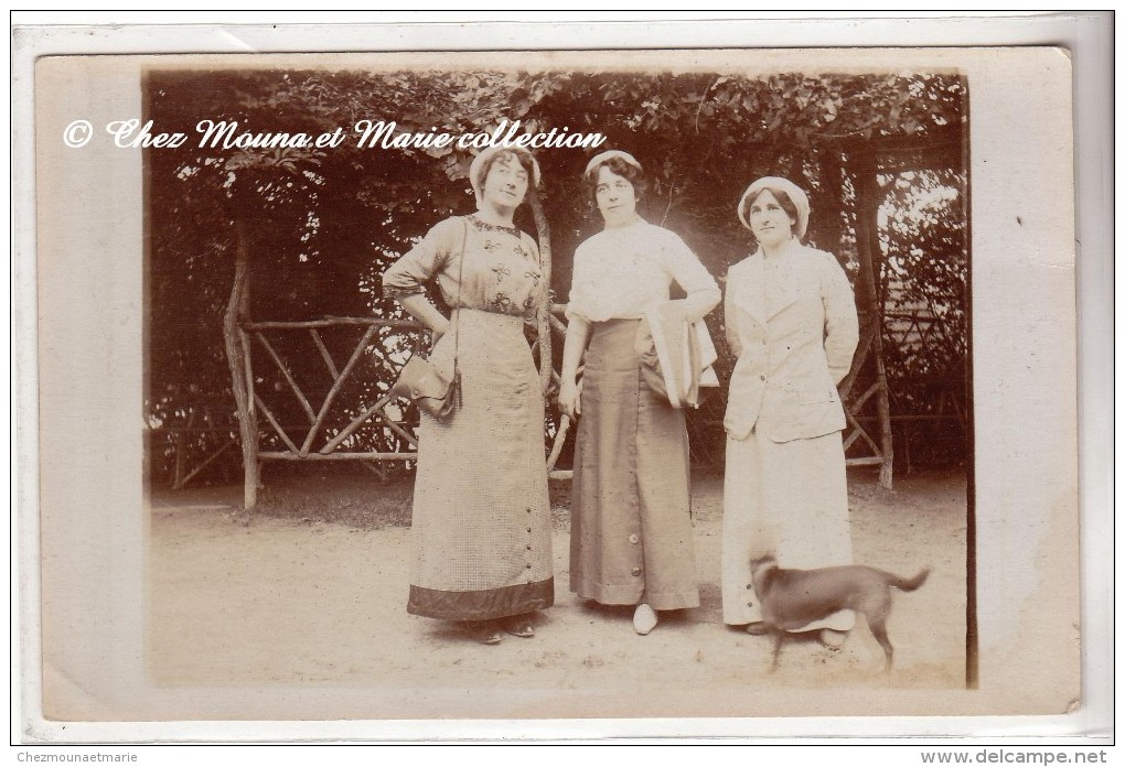 FEMMES AVEC CHAPEAU ET ROBE - CHIEN - CARTE PHOTO - Moda