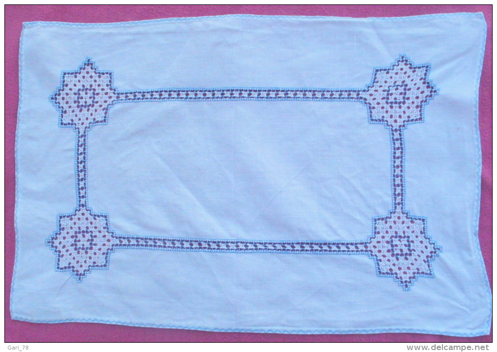 NAPPERON  Rectangulaire Ancien Brodé  Et Ajouré à La Main, 39 Cm X 59 Cm - Tapetes