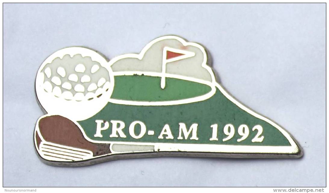 Pin´s PRO AM 1992 - Trophée De Golf - Club Et Balle - Fanion Rouge - Zamac - Coinderoux PRIVILEGE - F546 - Golf