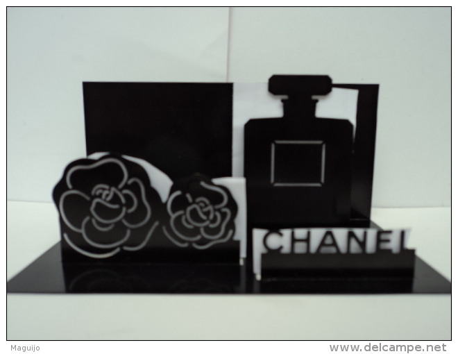 CHANEL : PETIT PRESENTOIR   VOIR ET LIRE  ATTENTIVEMENT  :: - Miniatures Femmes (sans Boite)