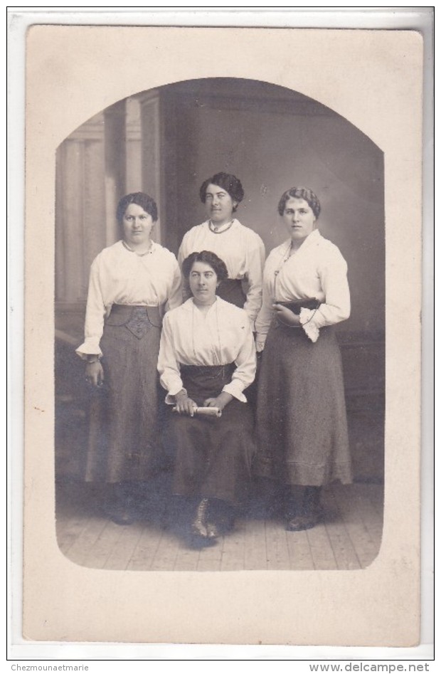 MONTLHERY - UN GROUPE DE FEMMES - ESSONNE 91 - CARTE PHOTO - Montlhery