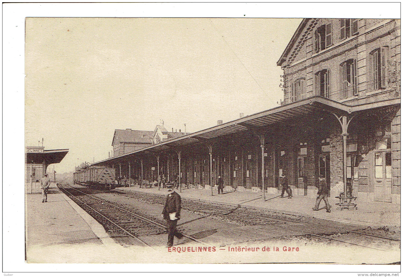 Erquelinnes L'intérieur De La Gare Du Chemin De Fer  Wagons - Erquelinnes